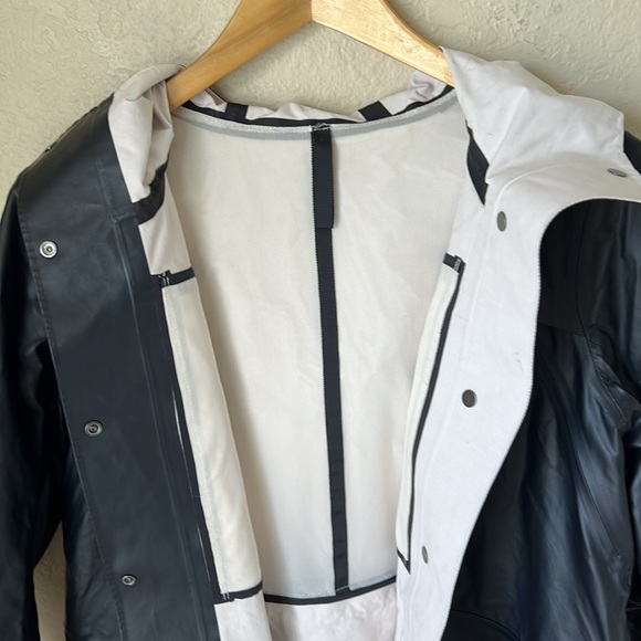 Lululemon into the drizzle black raincoat - Picture 15 of 16